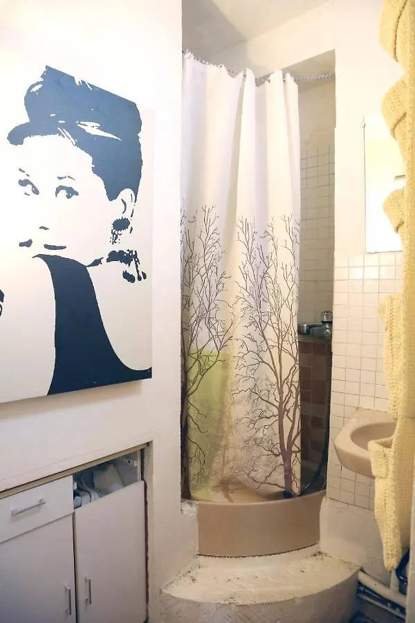 Charming Bright Near Montmartre Appartamento